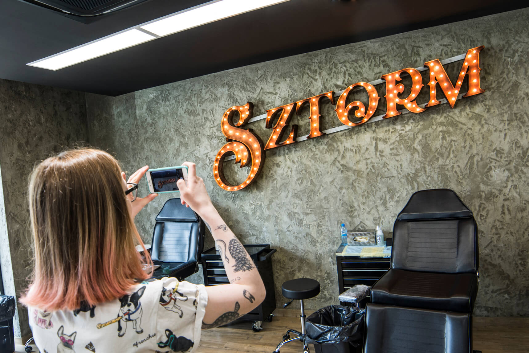 STORM - letters met bollen op een frame geplaatst op beton